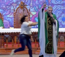 Mulher empurra Padre Marcelo Rossi de altar durante missa