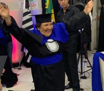 Idosa realiza sonho e se forma em pedagogia aos 81 anos