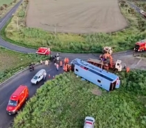 Ônibus tomba com 54 pessoas e deixa 11 mortos na MG-223