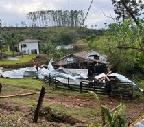 Tornado com ventos de até 120km/h atinge cidades no Oeste de SC, diz Defesa Civil