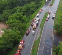 Ônibus bate em carro e caminhão, cai em ribanceira e deixa 5 mortos e dezenas de feridos na BR-153