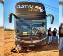 Ônibus de Gusttavo Lima se envolve em acidente com moto na BR-060, em Anápolis-GO