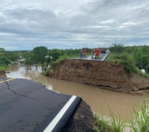 Três carros são engolidos por cratera na rodovia SE-290 após fortes chuvas em Sergipe uma morte foi confirmada