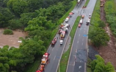 Ônibus bate em carro e caminhão, cai em ribanceira e deixa 5 mortos e dezenas de feridos na BR-153