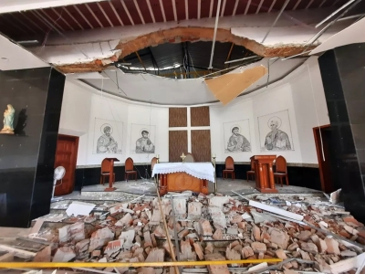 Parte do teto de igreja católica desaba em São João do Oriente