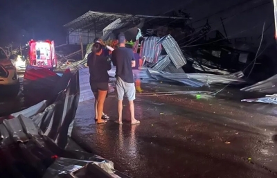 Mulher morre e outras 57 pessoas ficam feridas após centro esportivo desabar durante temporal no RS