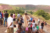 Ribeirinhos bloqueiam ferrovia no Leste de Minas após redução no auxílio aos atingidos pela tragédia de Mariana