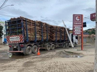 Poste cai sobre carreta na BR 259 em Aimorés