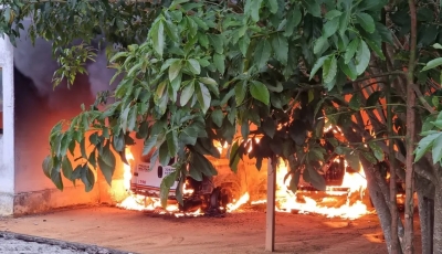 Homem expulso de festa coloca fogo em duas viaturas da PM