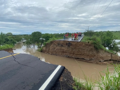 Três carros são engolidos por cratera na rodovia SE-290 após fortes chuvas em Sergipe uma morte foi confirmada
