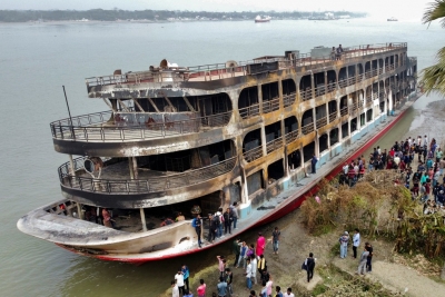 Incêndio em barco deixa 37 mortos em Bangladesh