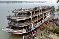 Incêndio em barco deixa 37 mortos em Bangladesh