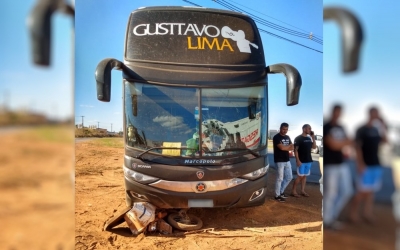 Ônibus de Gusttavo Lima se envolve em acidente com moto na BR-060, em Anápolis-GO