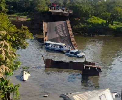 Veículos caem no rio após ponte desabar na BR-319 no Amazonas