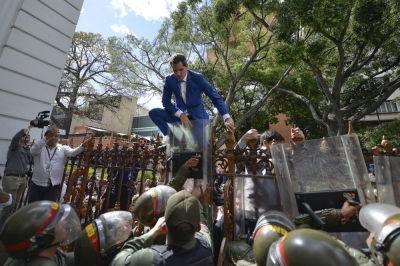 Guaidó é barrado e entra à força no parlamento venezuelano