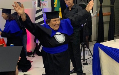 Idosa realiza sonho e se forma em pedagogia aos 81 anos