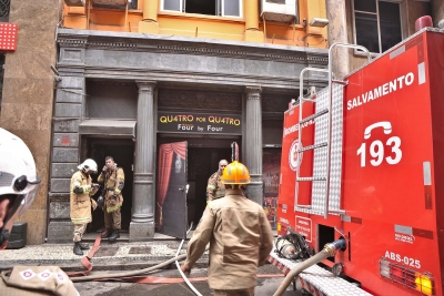 Incêndio na Whiskeria Quatro por Quatro mata 3 bombeiros que combatiam o fogo