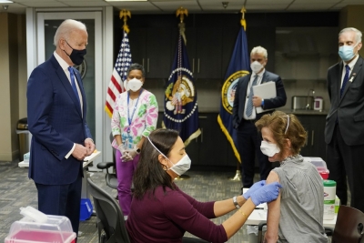 EUA aplicam 100 milhões de doses de vacina e batem meta de Biden com 6 semanas de antecedência
