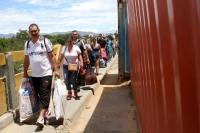 Reabertura de fronteira entre Venezuela e Colômbia tem tráfego intenso de pessoas