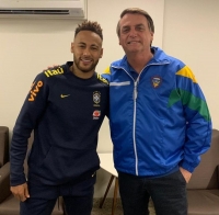 Bolsonaro visita Neymar em hospital após jogo do Brasil em Brasília