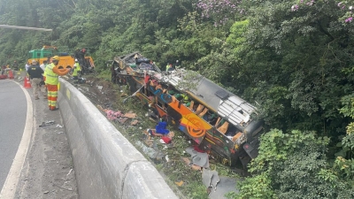 Acidente com ônibus deixa 12 mortos e nove feridos na BR-376  em Guaratuba