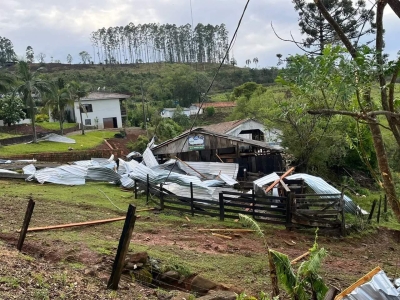 Tornado com ventos de até 120km/h atinge cidades no Oeste de SC, diz Defesa Civil